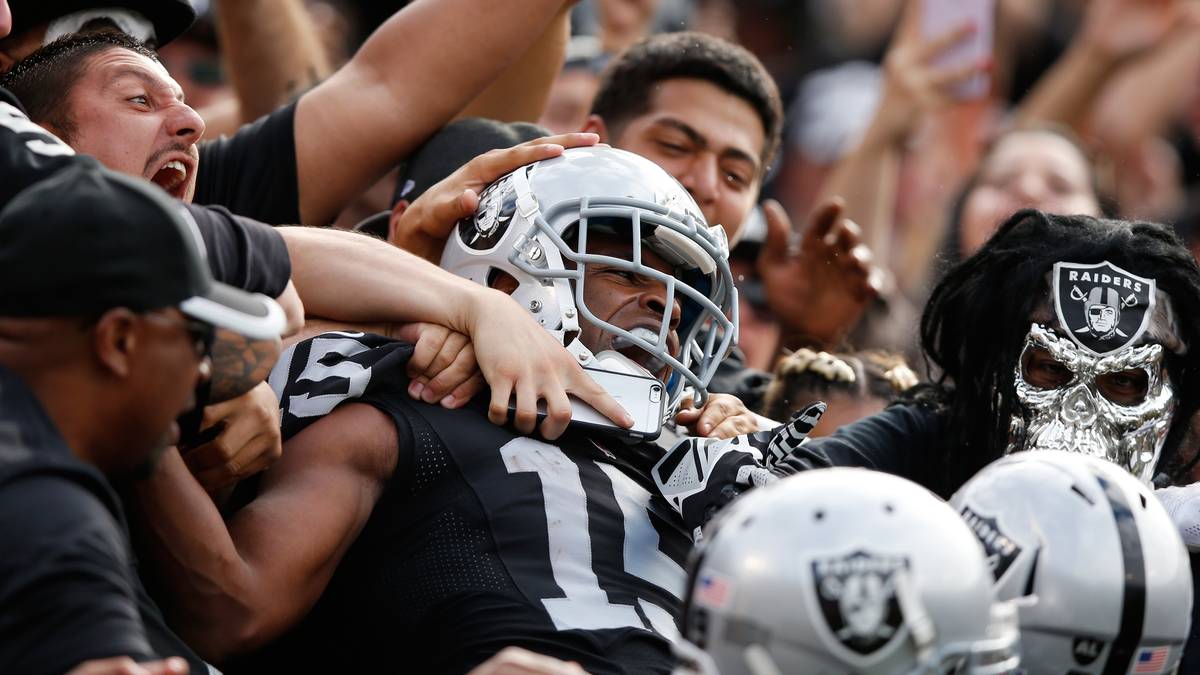 Michael Crabtree von den Oakland Raiders zegt sich nach seinem Touchdown volksnah