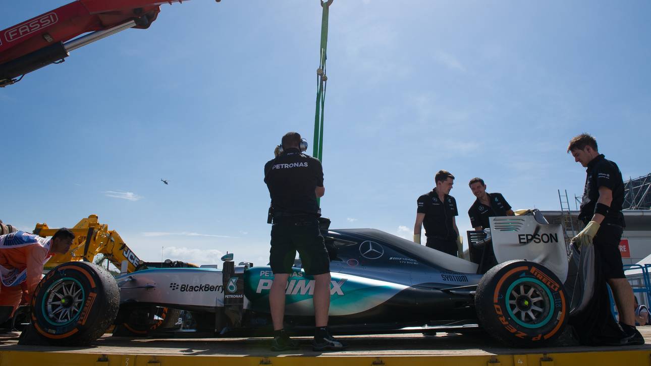 Hamilton muss 1. Training abbrechen