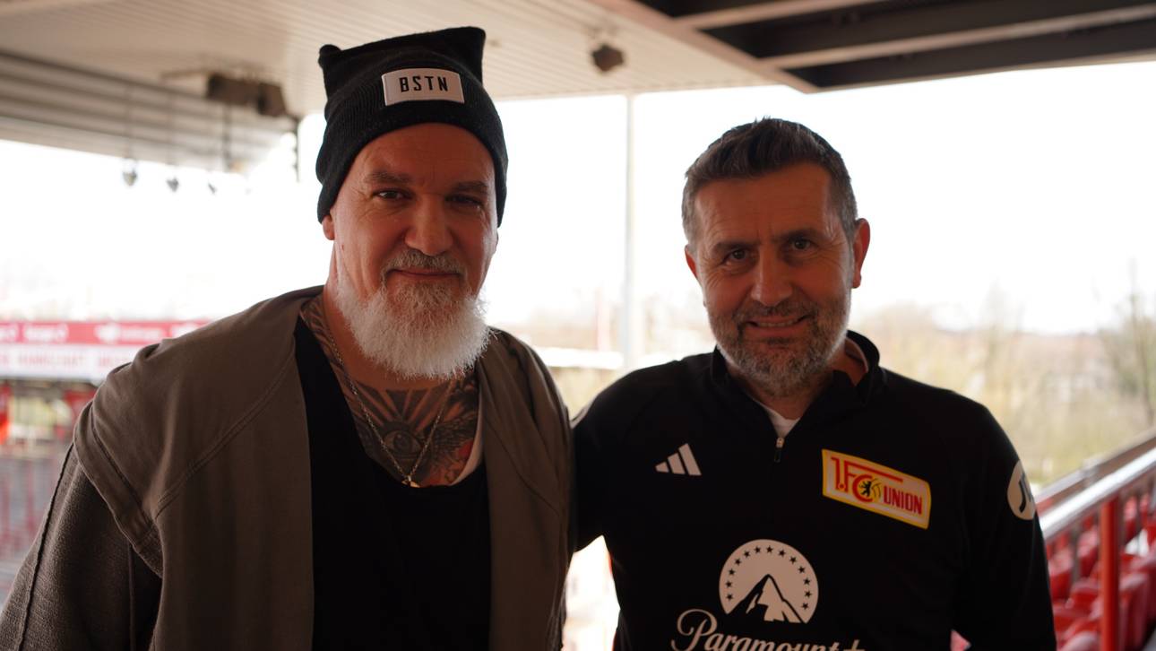 Union-Trainer Nenad Bjelica (r.) mit SPORT1-Reporter Reinhard Franke