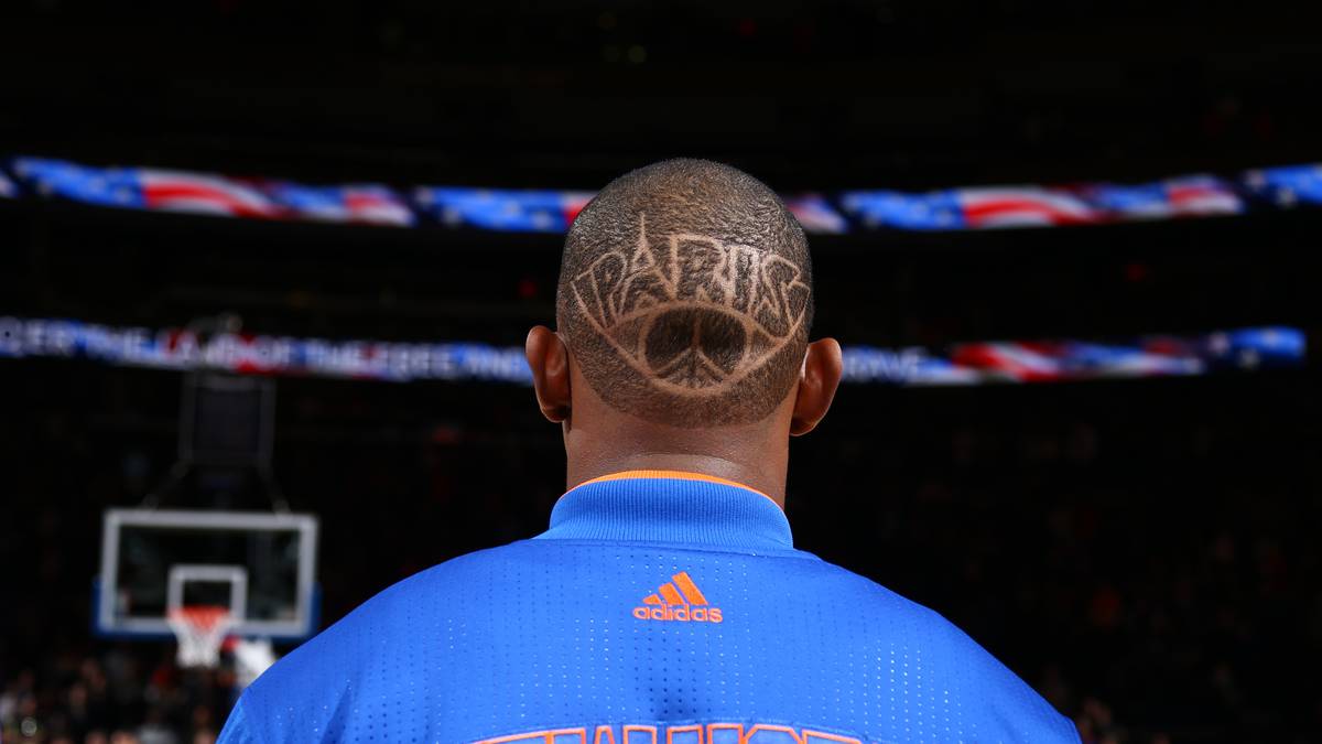 Kevin Seraphin lässt sich etwas Besonderes einfallen. Der Knicks-Center lässt sich "Paris" in sein Haar rasieren, das "A" wird dabei in Form des Eiffelturms gestaltet. Darunter ist noch das Friedenszeichen kombiniert mit einem stark vereinfachten Eiffelturm zu sehen. Seraphin machte mit zwölf Punkten in 14 Minuten sein bestes Spiel für die Knicks