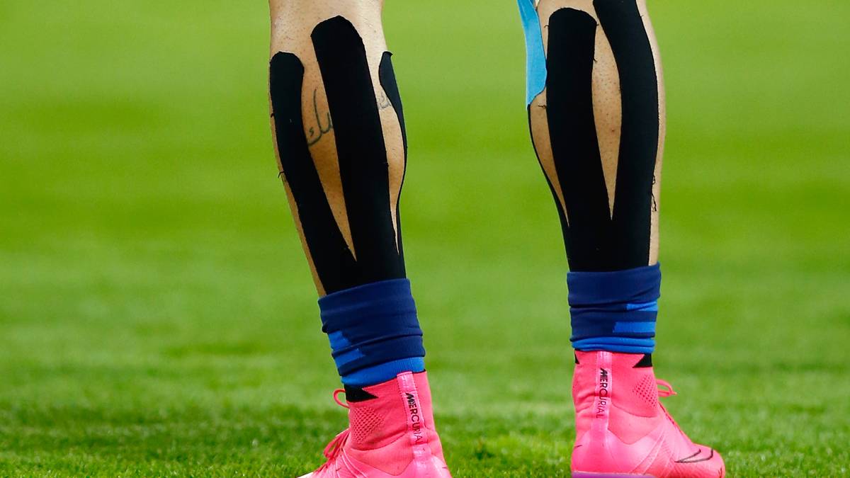 Sofiane Guitoune muss sich mit ganz viel Tape und Bandagen für das Spiel präparieren