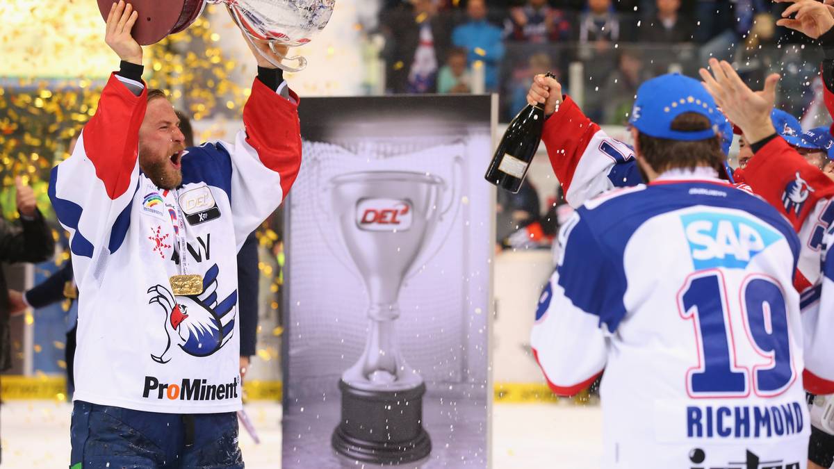 Marcus Kink reißt den 10-Kilo-Pokal nach oben. Nach acht Jahren krönen sich die Adler Mannheim wieder zum deutschen Eishockey-Meister