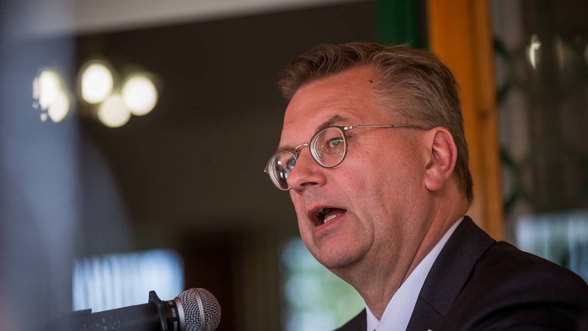Der Deutsche Fußball-Bund reagiert pikiert, Präsident Reinhard Grindel sagt, das Duo habe sich für Erdogans "Wahlkampfmanöver missbrauchen" lassen. Wirkliche Aufarbeitung sieht anders aus