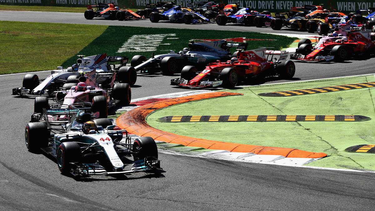 ... dann geht es los: Lewis Hamilton kann die Spitze am Start behaupten und soll diese bis zum Schluss auch nicht mehr hergeben 