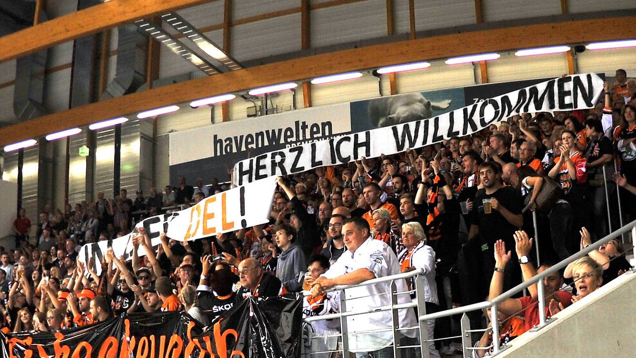 Gegnerische Fans feiern Pinguins-Tor