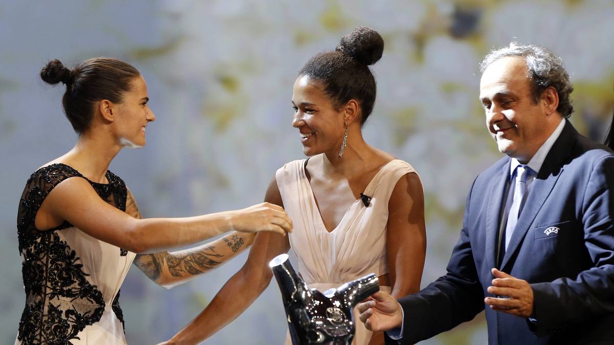 Damit bleibt die Wahl fest in deutscher Hand: Sasic, die im Sommer die Karriere beendet hatte, folgt auf ihre Landsfrau Nadine Keßler. Gratulation gibt es von einer weiteren Deutschen, Sasic' Teamkollegin Dzsenifer Marozsan