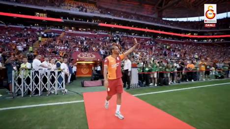 Galatasaray hat seine beiden Top-Transfers Victor Osimhen und Leroy Sané offiziell vorgestellt. Tausende Fans bereiteten den Stars im Rams Park einen spektakulären Empfang.