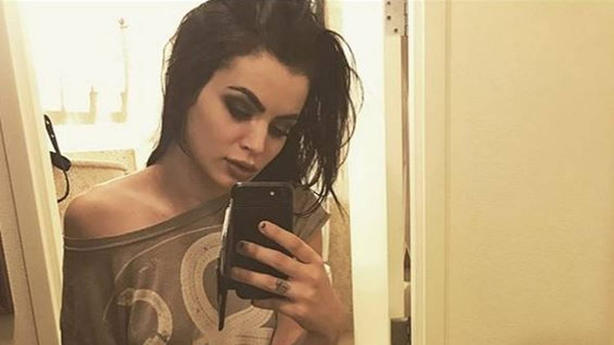 Bei Instagram versorgt sie ihre Fans stetig mit sexy Selfies