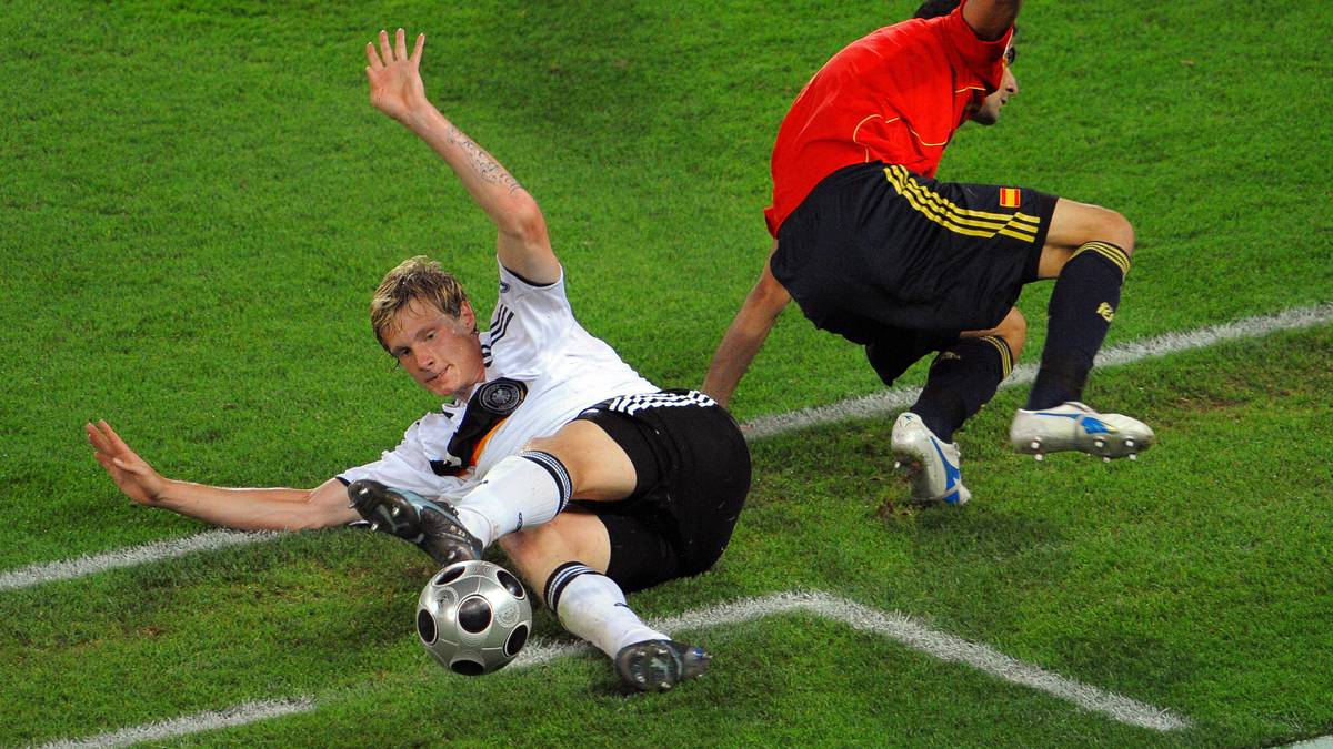 Jansen absolviert 45 Länderspiele für Deutschland und steht unter anderem im EM-Finale 2008 auf dem Rasen
