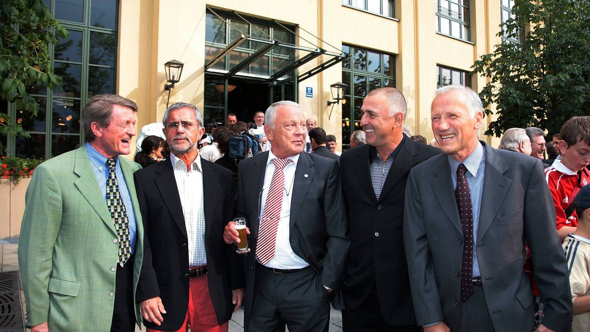 Vor seinem Tod im Jahr 2012 war der gebürtige Gelsenkirchener (3. v. l.) Marketingleiter des FC Bayern 