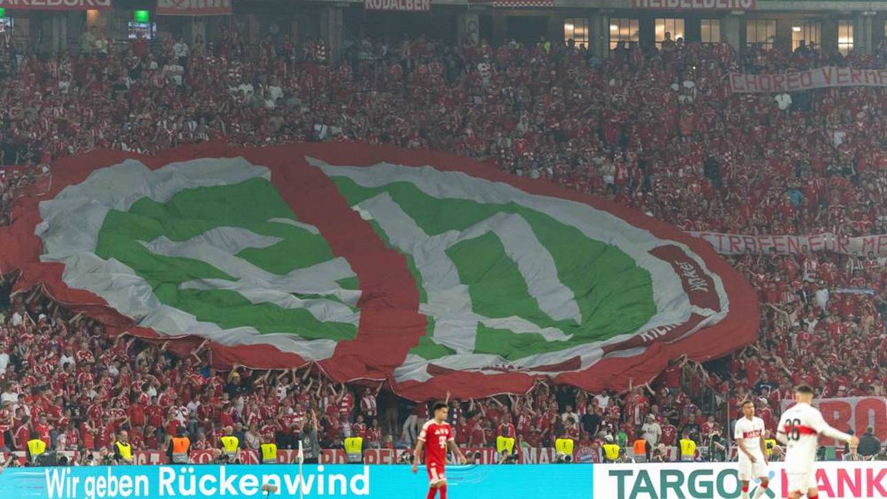 Ein Blockfahne wanderte über die Zuschauerränge durch das Stadion