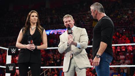 WWE-Boss Vince McMahon (M.) mit Tochter Stephanie und Sohn Shane