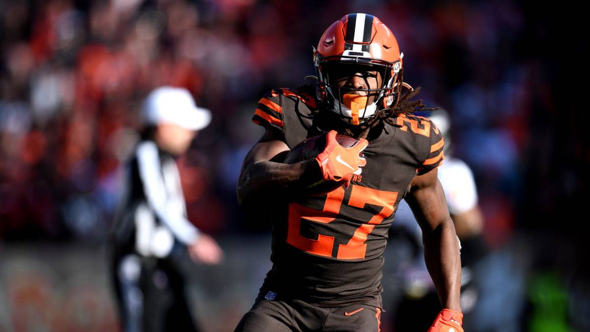 RANG 15 - KAREEM HUNT (Running Back, Cleveland Browns): Bei Hunt dominiert nach wie vor sein Bad-Boy-Image, das er abseits des Platzes  hat. Konsequenz zu Beginn der letzten Saison: acht Spiele Sperre und Verdienstausfall. Im Anschluss daran zeigt er sich als Allzweckwaffe in der Offensive der Browns. Sowohl im Laufspiel, zu dem er 179 Yards bei 43 Läufen beisteuerte, als auch im Passspiel - 285 Yards bei 37 gefangenen Bällen - überzeugte er sportlich