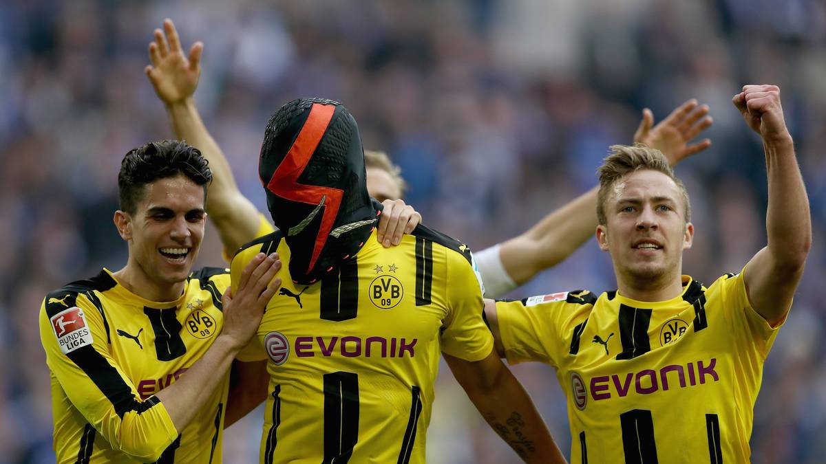 Das Pikante am Maskenjubel: Der BVB wird von Nike-Konkurrent Puma ausgestattet. Für seine Aktion wird Aubameyang deshalb zu einer Geldstrafe verdonnert