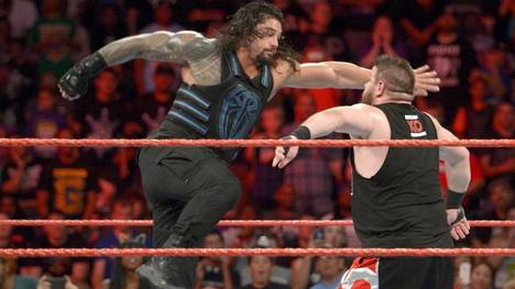 Roman Reigns (l.) und Kevin Owens sind Headliner der ersten WWE-Deutschland-Tour 2017