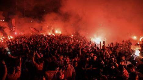 Fans von Piräus feiern auf den Straßen Athens ihren Sieg