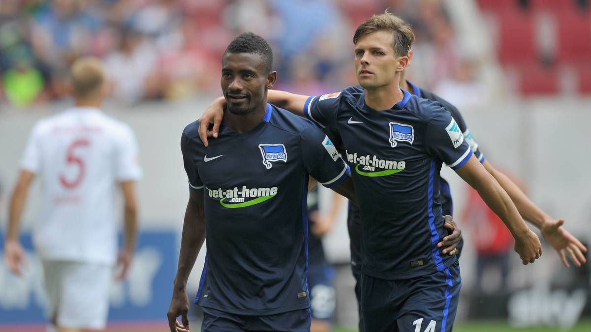 Es dauert nicht lange, bis die Hertha die Überzahl ausnutzt: Rangar Klavan foult Salomon Kalou, und der Stürmer verwandelt den fälligen Strafstoß selbst zur Berliner Führung