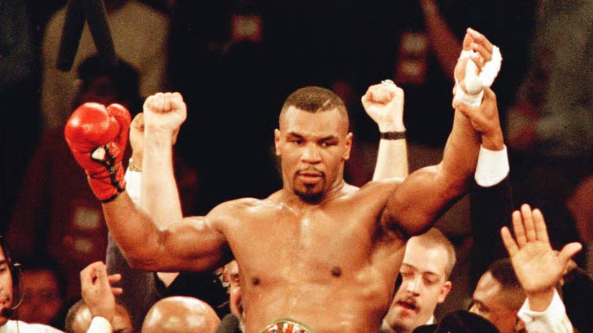 MIKE TYSON: Mit 20 Jahren und 144 Tagen jüngster Schwergewichts-Weltmeister aller Zeiten. Außerhalb des Rings mit einigen Skandalen, so saß er zweimal wegen Vergewaltigung und Körperverletzung im Gefängnis. "Iron Mike" war erster gleichzeitig von den Boxverbänden WBC, WBA und IBF anerkannter Weltmeister
