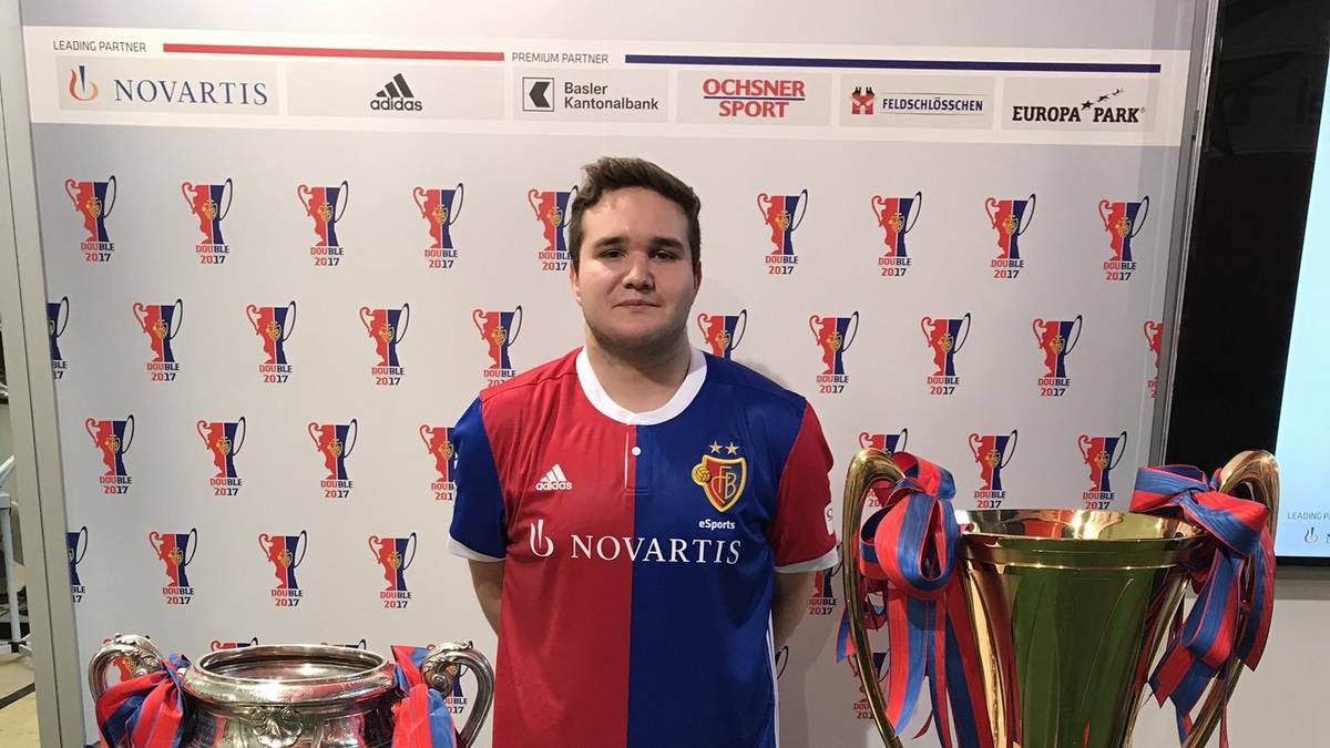 TheStrxngeR hatte schon zu FIFA 17-Zeiten auf sich aufmerksam machen können. Daraus resultierte auch seine Verpflichtung durch den Schweizer Top-Club FC Basel. Aktuell mischt er die ESL Meisterschaft auf - und die Weekend League. 119 Siege katapultieren den PS4-Spieler auf Platz 6 seines Leaderboards.