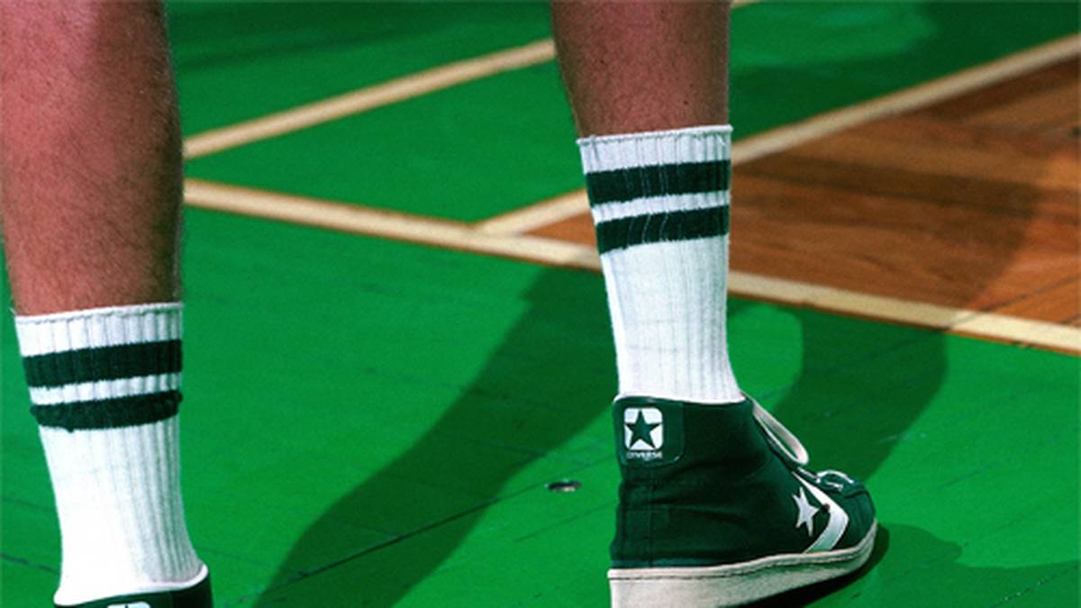 Larry Bird geht 1981 noch in diesem schlichten grünen Standardmodell auf Korbjagd