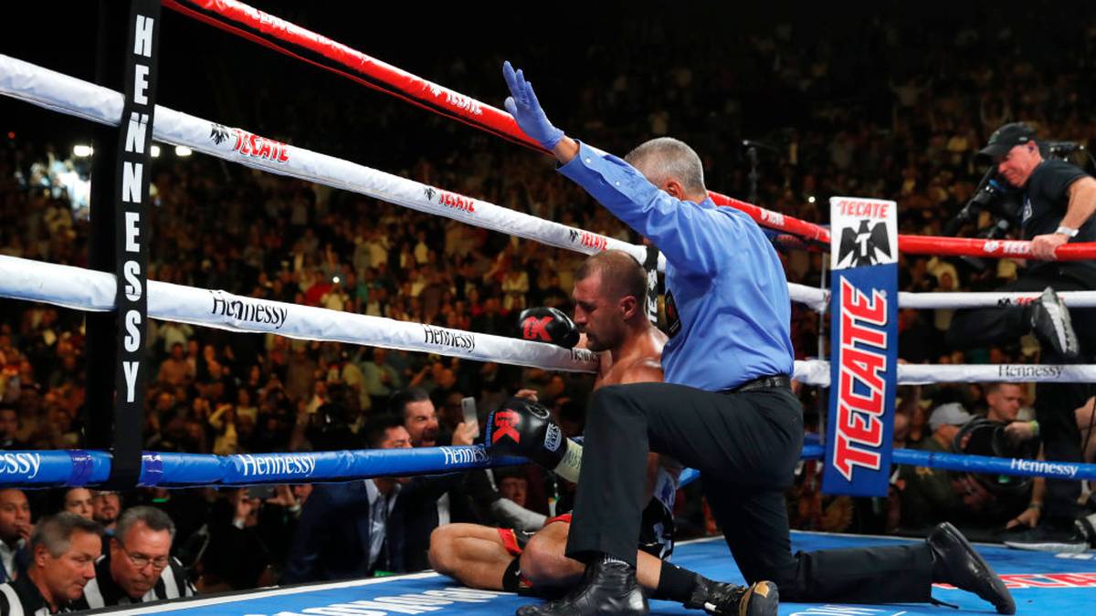 In Runde elf kassiert der WBC-Champion einen knallharten linken Haken gegen den Kopf - mit einer Rechten schickt Álvarez den Russen letztendlich zu Boden