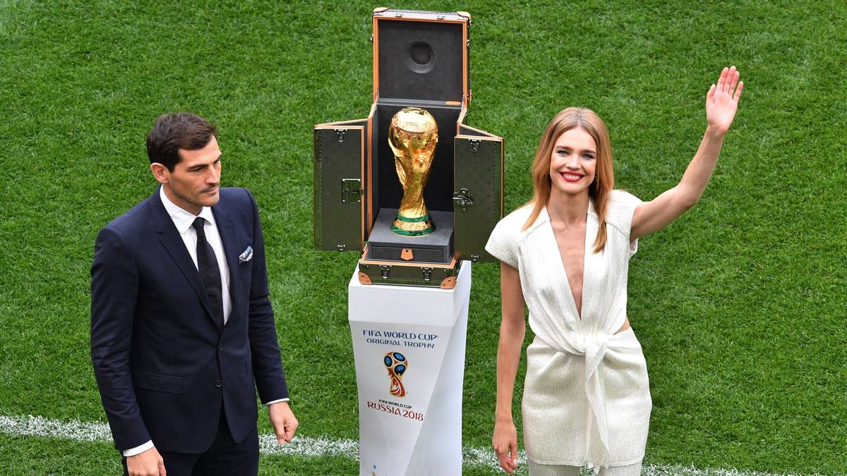 Natalia Vodianova (r.) und Iker Casillas präsentierten den WM-Pokal