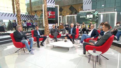 Moderator Rudi Brückner wird im Stahlwerk Doppelpass von Stefan Effenberg als Bruder von Frank Beckenbauer bezeichnet, da er über die Wichtigkeit der Europa League scherzt.