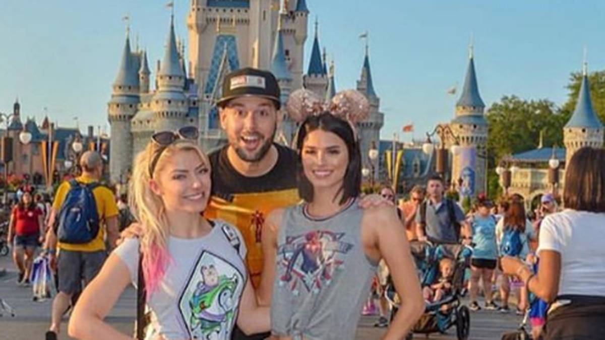 Was für ihre Instagram-Fans keine Neuigkeit ist: Bliss ein großer Disney-Fan und regelmäßig zu Besuch in den entsprechenden Themenparks. Auch in ihren Charakter hat sie Züge diverser Disney-Schurkinnen eingebaut