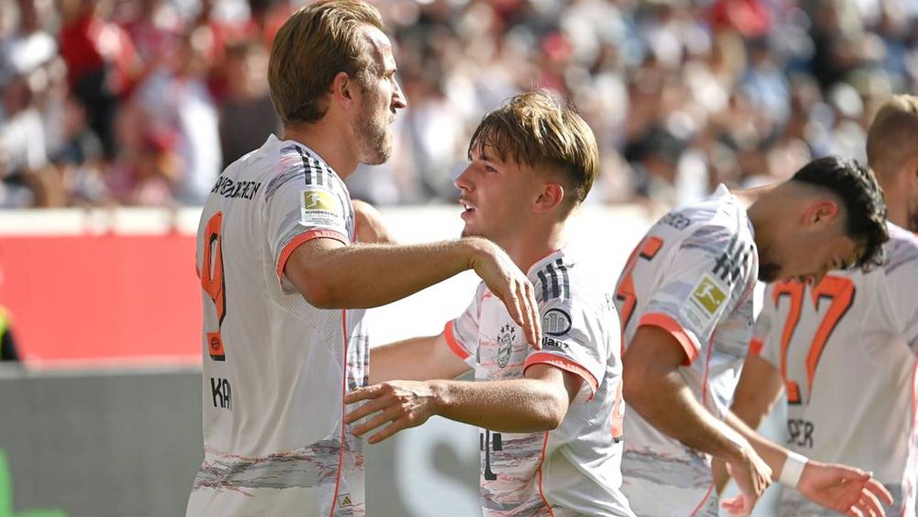 Harry Kane (l.) bejubelt mit Lennart Karl das Führungstor der Bayern gegen Hoffenheim