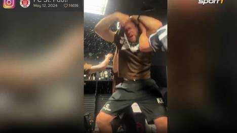 Nach dem Aufstieg in die Bundesliga eskaliert die Kabinenfeier des FC St. Pauli. Nächste Saison spielen die Hamburger erstmals seit 13 Jahren wieder in der höchsten deutschen Spielklasse.