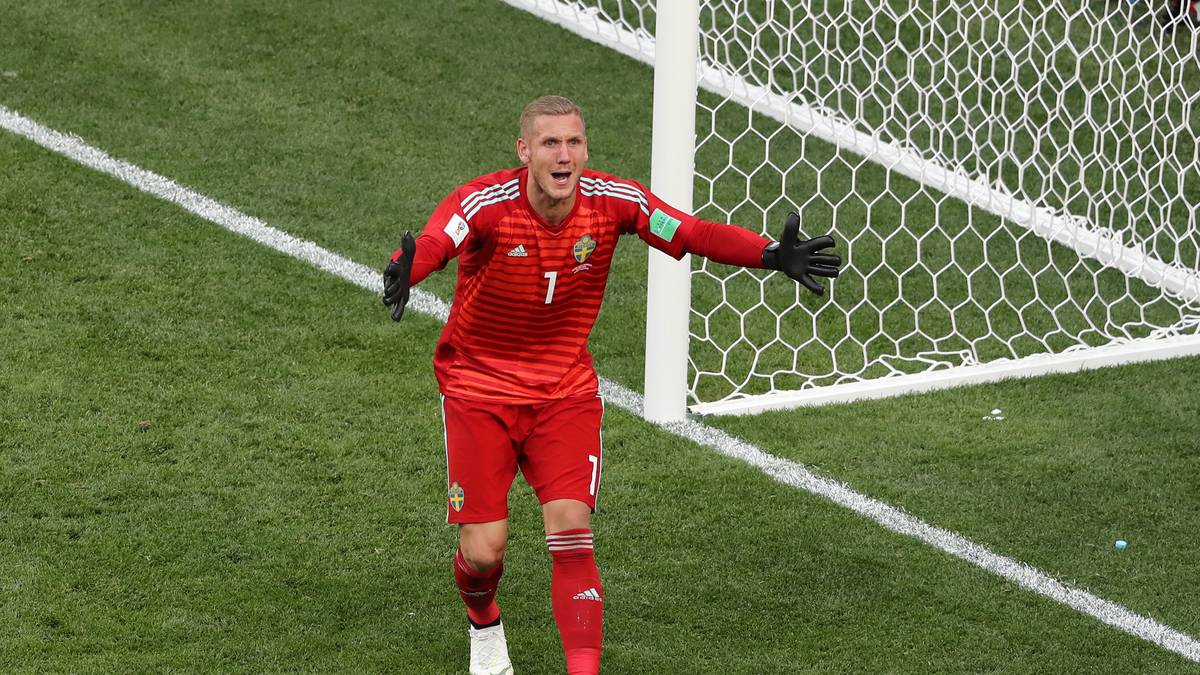 ROBIN OLSEN: Spielt beim FC Kopenhagen, ist dort eine Bank. Starke Reflexe, stark in der Luft. Kann einem Neuer in Topform dennoch nicht das Wasser reichen. Punkt für  Deutschland - 1:0