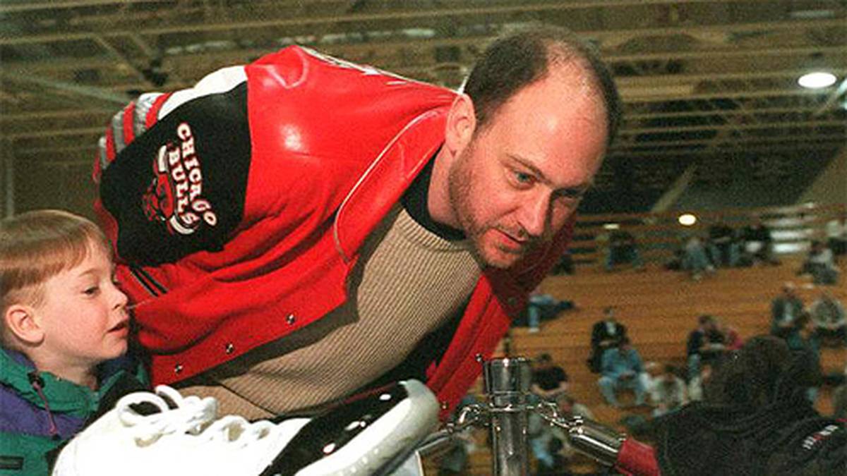 Mit diesen Tretern beginnt eine neue Ära in der NBA. 1984 unterschreibt ein gewisser Michael Jeffrey Jordan einen Ausrüstervertrag mit dem Sportartikelhersteller Nike. Fortan kommt Jahr für Jahr ein neuer Jordan Signature-Schuh auf den Markt