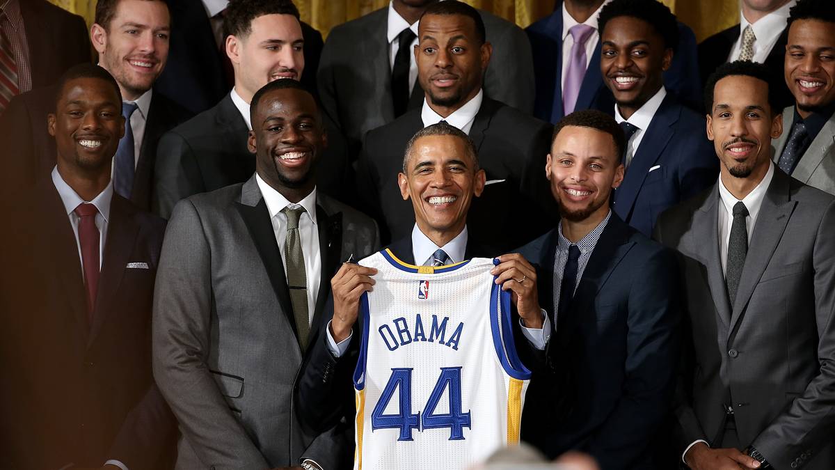 Nach seinem größten Erfolg, dem NBA-Titel und der Wahl zum MVP in der Saison 2014/15, lädt US-Präsident Barack Obama (v.,M.) Curry (v.,2.v.r.) und die Golden State Warriors ins Weiße Haus ein