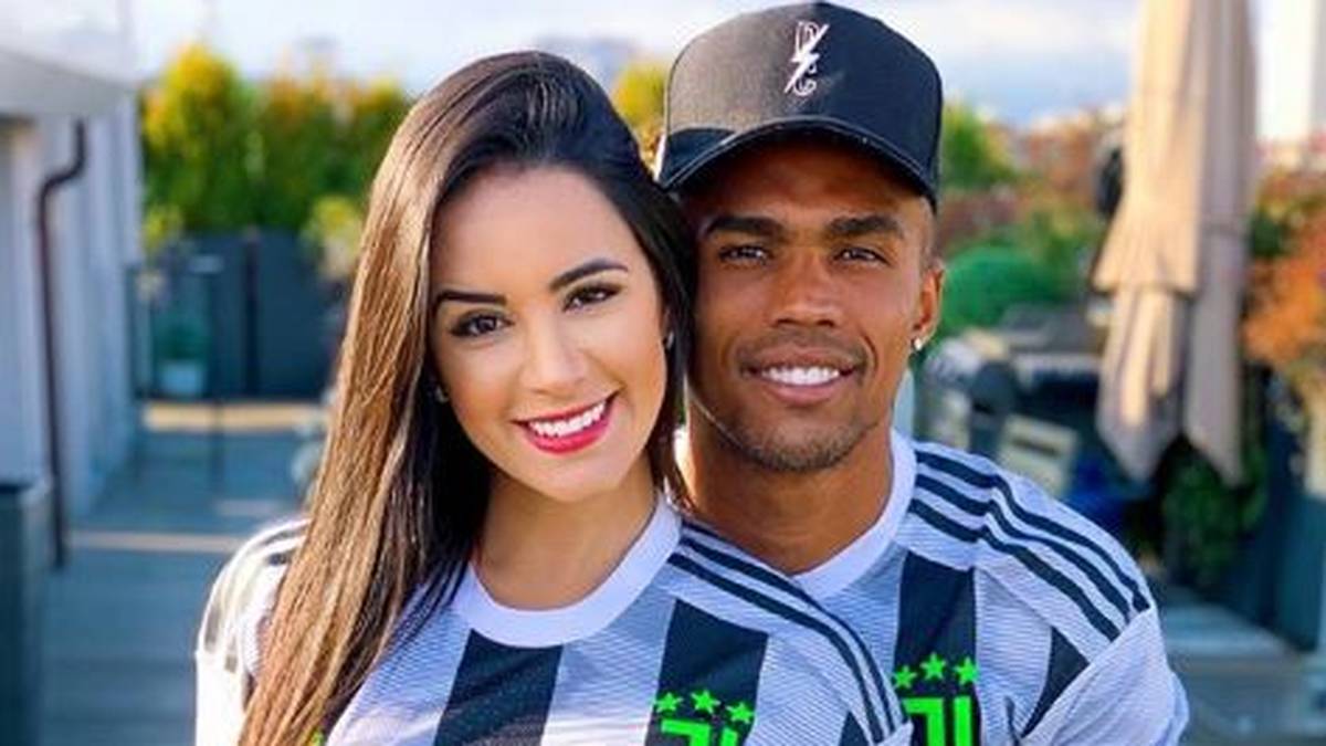 Hat sich Ex-Bayern-Star Douglas Costa geangelt. Mit diesem gemeinsamen Instagram-Bild machen der Juve-Star und das Model ihre Beziehung offiziell