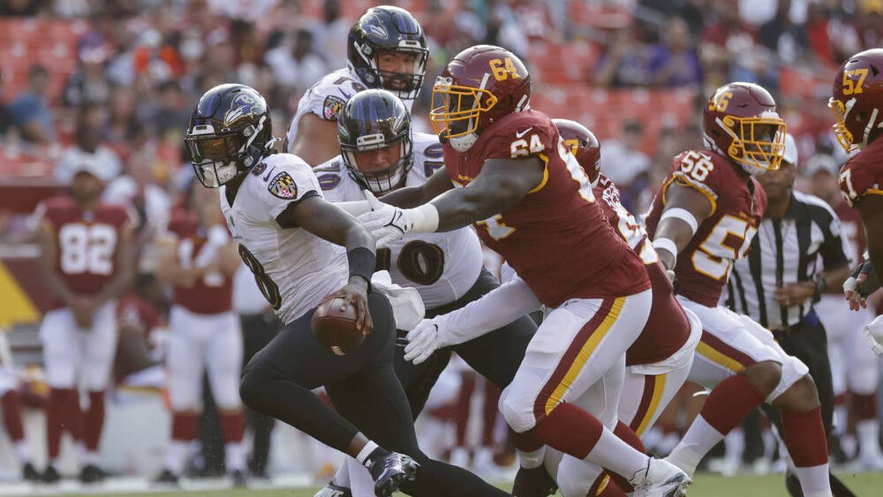 In der Vorbereitung hat David Bada (r.) sogar einmal Superstar Lamar Jackson gesackt