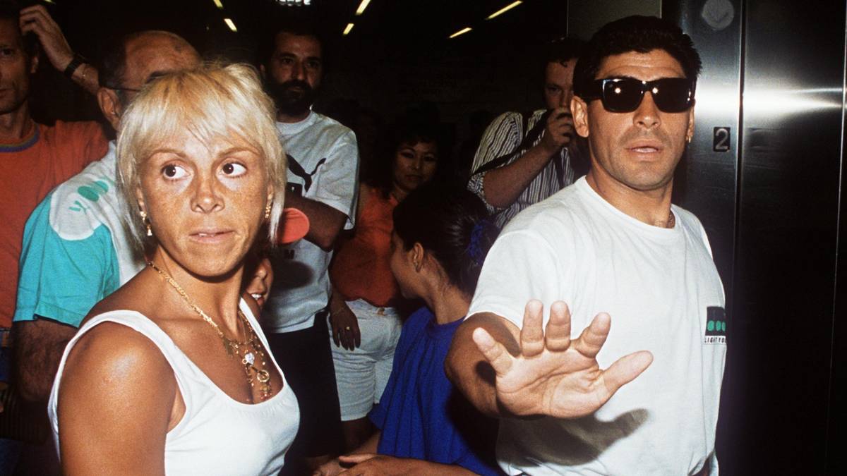 Das Problem: Um das zu schaffen, griff er zu unerlaubten Mitteln. Nach zwei starken Auftritten wurde in seiner Dopingprobe nach dem Spiel gegen Nigeria Ephedrin gefunden. Maradona wurde von der WM ausgeschlossen - seine Karriere war am Ende