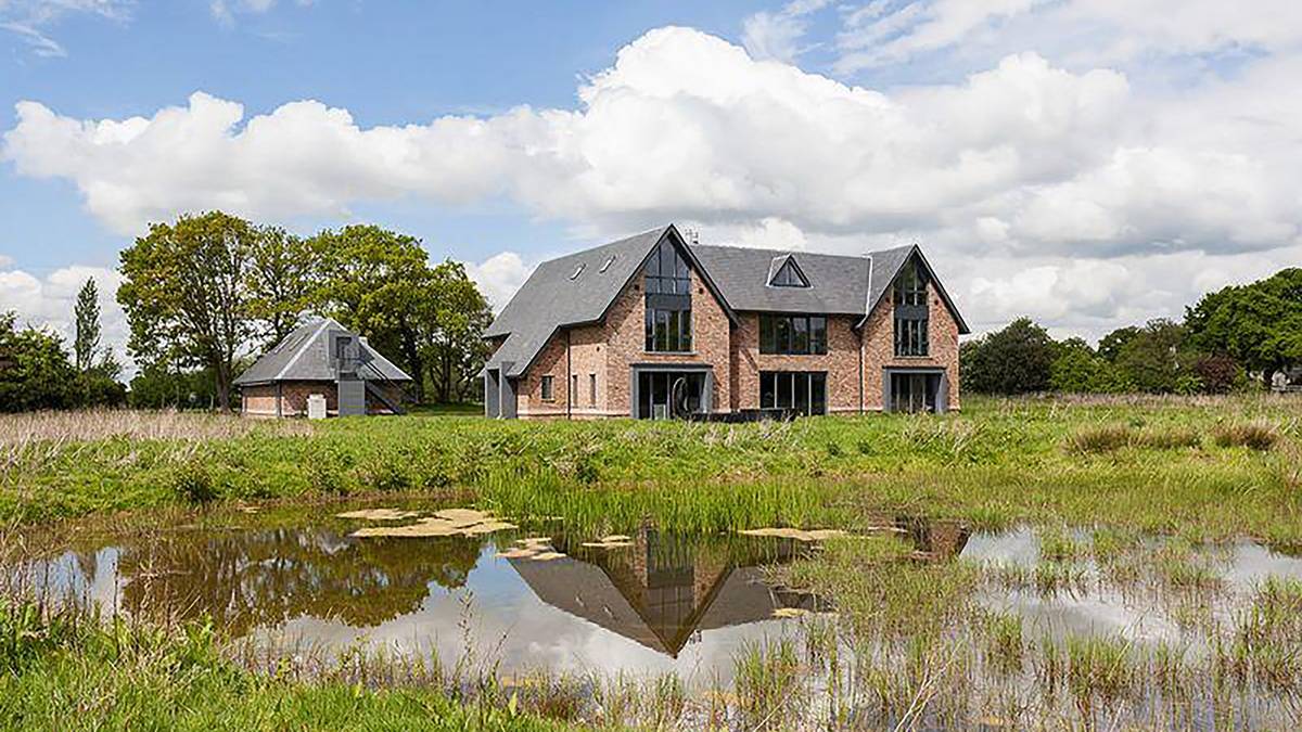 Einen fast schon idyllischen Touch hat das Anwesen, das einen Wildwuchs-Weiher mit angrenzender Koppel zu bieten hat. In der Nachbarschaft soll es sogar einige Bauernhöfe geben