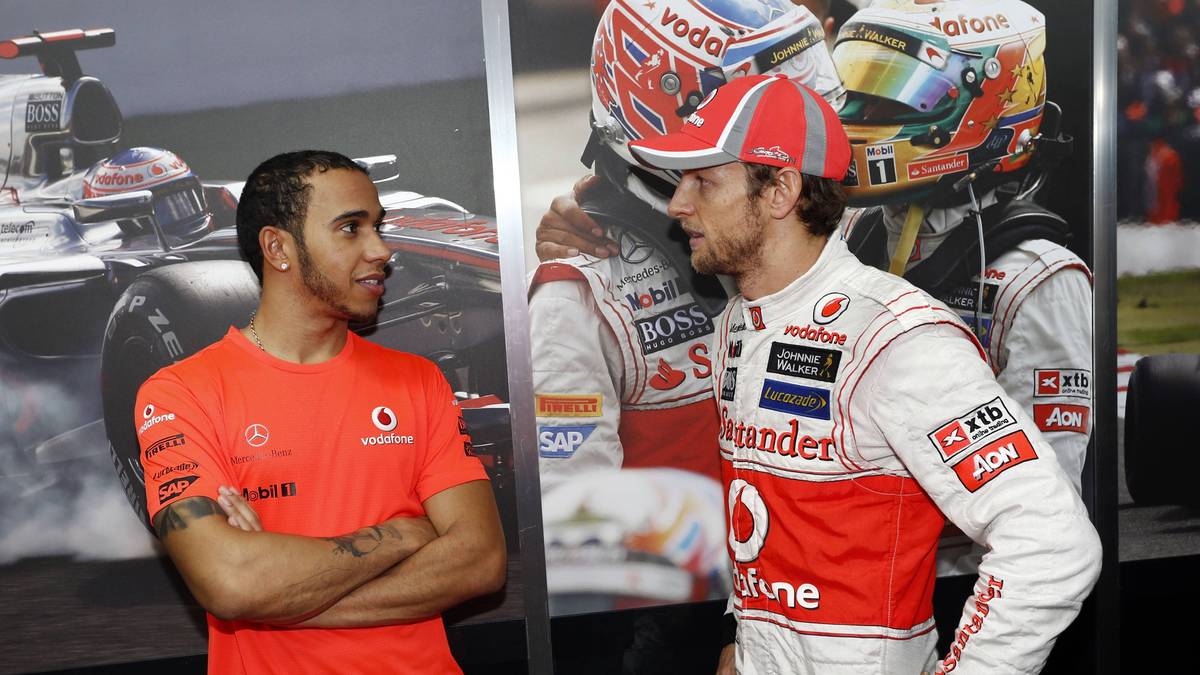 2012: Zu diesem Zeitpunkt sind bei Hamilton - hier im Gespräch mit McLaren-Teamkollege Jenson Button - bereits die ersten Tattoos auf seinem Unterarm zu sehen