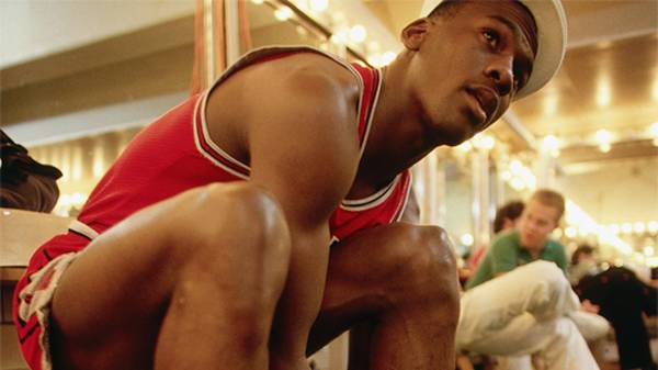 Allein mit den ersten Air Jordans nimmt Nike 130 Millionen US-Dollar ein. Kein Wunder, der sechsmalige NBA-Champion und fünffache MVP gilt bis heute als bester Basketballer aller Zeiten