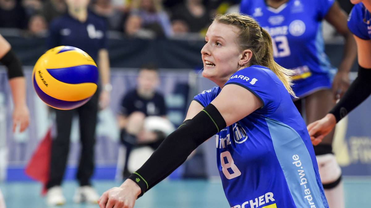 JULIA SCHAEFER: Das Volleyballspielen hat die in Caracas/Venezuela geborene 22-Jährige von ihrem Vater Dirk in die Wiege gelegt bekommen. Der frühere Nationalspieler wurde selbst zweimal deutscher Meister mit Bayer Leverkusen