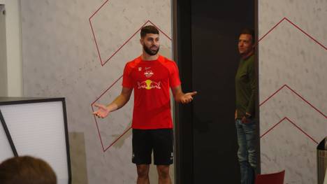 Josko Gvardiol galt in den letzten Tagen als heißer Kandidat für einen Wechsel, nun verkündet er auf der Pressekonferenz vor dem Spiel gegen Frankfurt seine Vertragsverlängerung bei RB Leipzig.