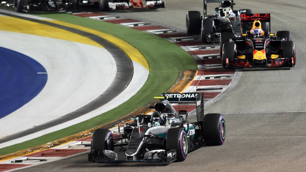 Auch an der Spitze entscheiden die Stopps:  Nico Rosberg wird erst an die Box gerufen, bleibt aber nach Rücksprache dann doch draußen. Der Mercedes-Pilot muss das Rennen somit mit sehr betagten Reifen zu Ende fahren