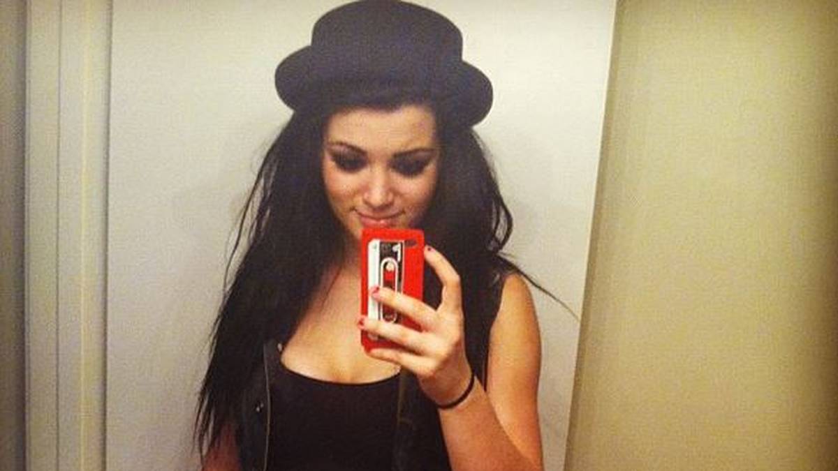 2011 absolvierte Paige ein erfolgreiches Probetraining bei WWE und wurde kurz nach ihrem 19. Geburtstag unter Vertrag genommen. Sie zog nach Florida und bereitete sich dort auf ihre große Karriere vor