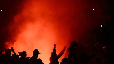 In der Premier League wird künftig härter gegen Pyro vorgegangen