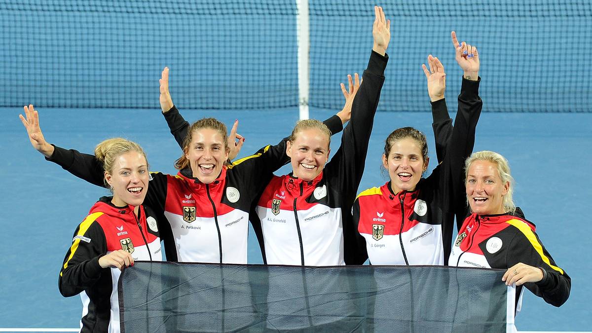 Kerber, Andrea Petkovic, Anna-Lena Groenefeld und Julia Görges sind auf und abseits des Platzes eine verschworene Einheit. Besonders gut befreundet ist Kerber mit Andrea Petkovic, was eine Ausnahme auf der Damen-Tour darstellt. Ein Hobby, das beide verbindet: Bücher