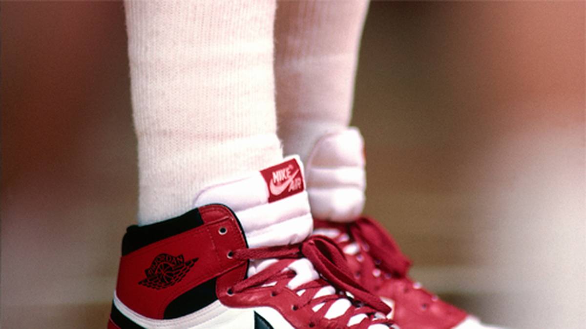 Doch damit nicht genug. Nachdem die Liga Jordans Schuhe zunächst verbietet, da sie zu bunt seien, setzt er sich über das Verbot hinweg und öffnet damit neuen Kreationen Tür und Tor