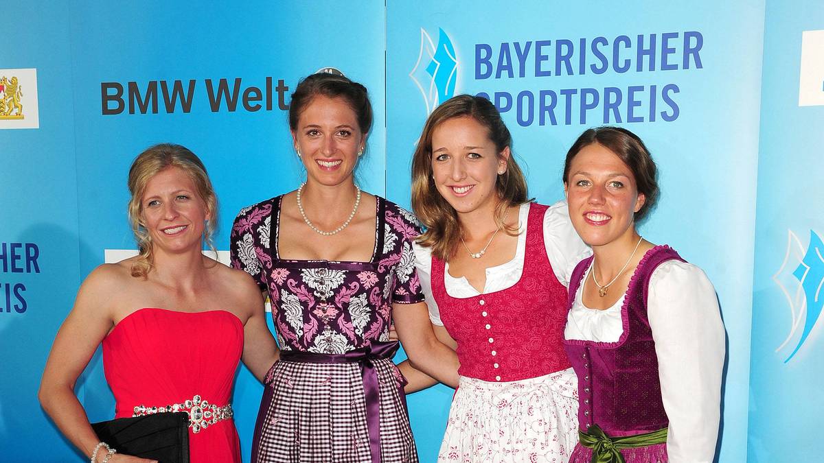 Auch wenn sie ständig durch die ganze Welt reist, ist Dahlmeier sehr heimatverbunden. So trägt die traditionsbewusste Bayerin gerne ein Dirndl oder spielt eine Runde Schafkopf