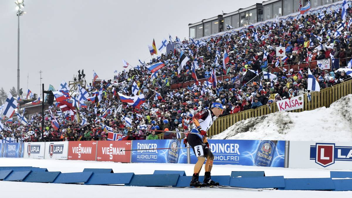 Erik Lesser läuft indes unter dem Jubel der Zuschauer dem Sieg entgegen...