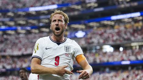 Englands Angreifer Ollie Watkins hat für Bayern-Star Harry Kane nur lobende Worte übrig. So zu spielen wie er, könne er nicht, betonte er voller Anerkennung.