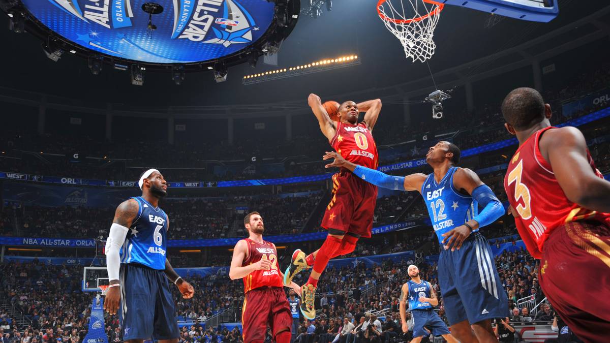 In der zweiten Hälfte der Partie kippt die Stimmung. Die West-Auswahl liegt in Führung und nervt den Osten zusehends. Russell Westbrook (Mitte) kassiert beim Dunk einen Ellenbogen von Center Dwight Howard